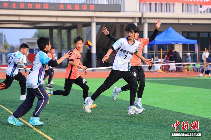 五彩绫球与夹包点亮校园青春：2025年北京市绫球