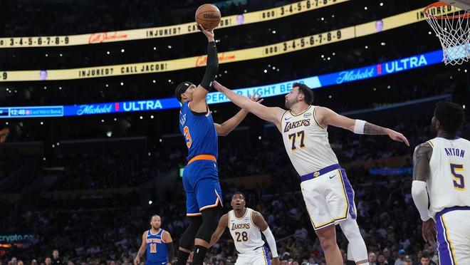 东契奇怒斥裁判漏判进攻犯规 湖人轻取尼克斯