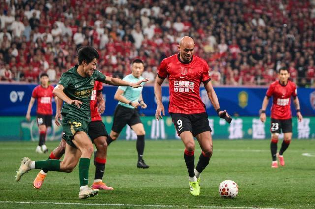 成都蓉城主场4-0横扫浙江队 五连胜领跑中超联赛